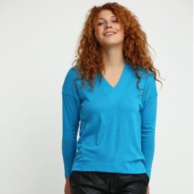 Free-fall cardigan with dipped sleeves and V-neck.